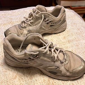 Size 10 White Saucony Running Shoes